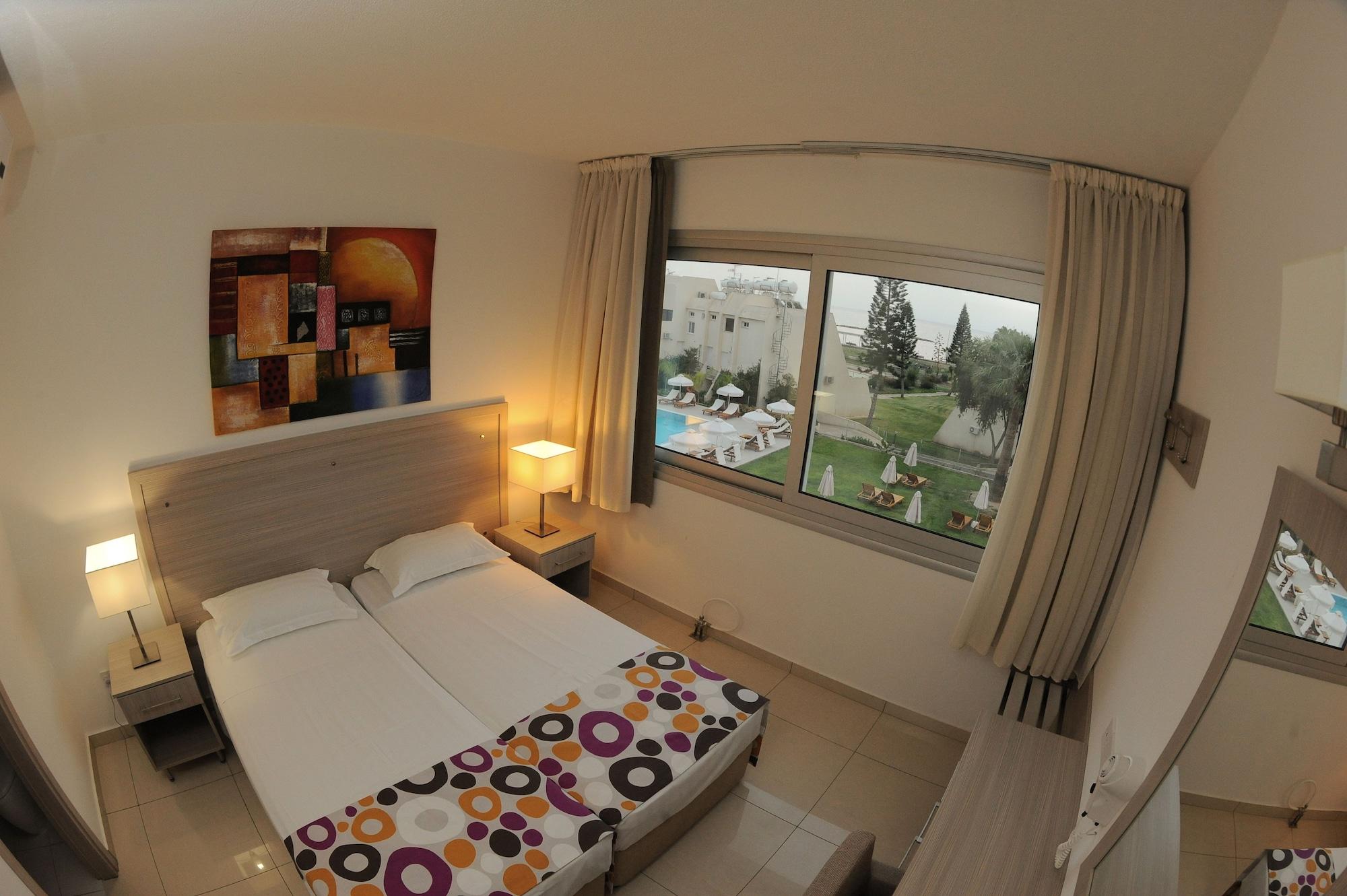 Frixos Suites Hotel Apartments Larnaca Exteriör bild