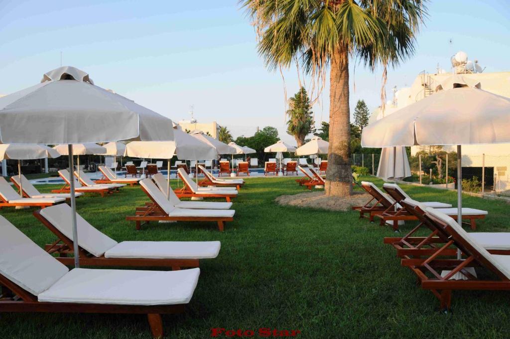 Frixos Suites Hotel Apartments Larnaca Exteriör bild