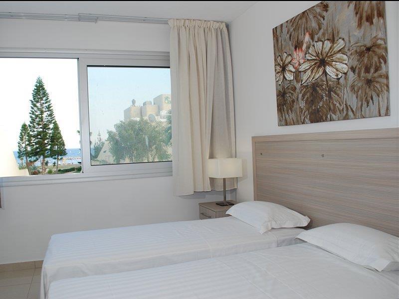 Frixos Suites Hotel Apartments Larnaca Exteriör bild