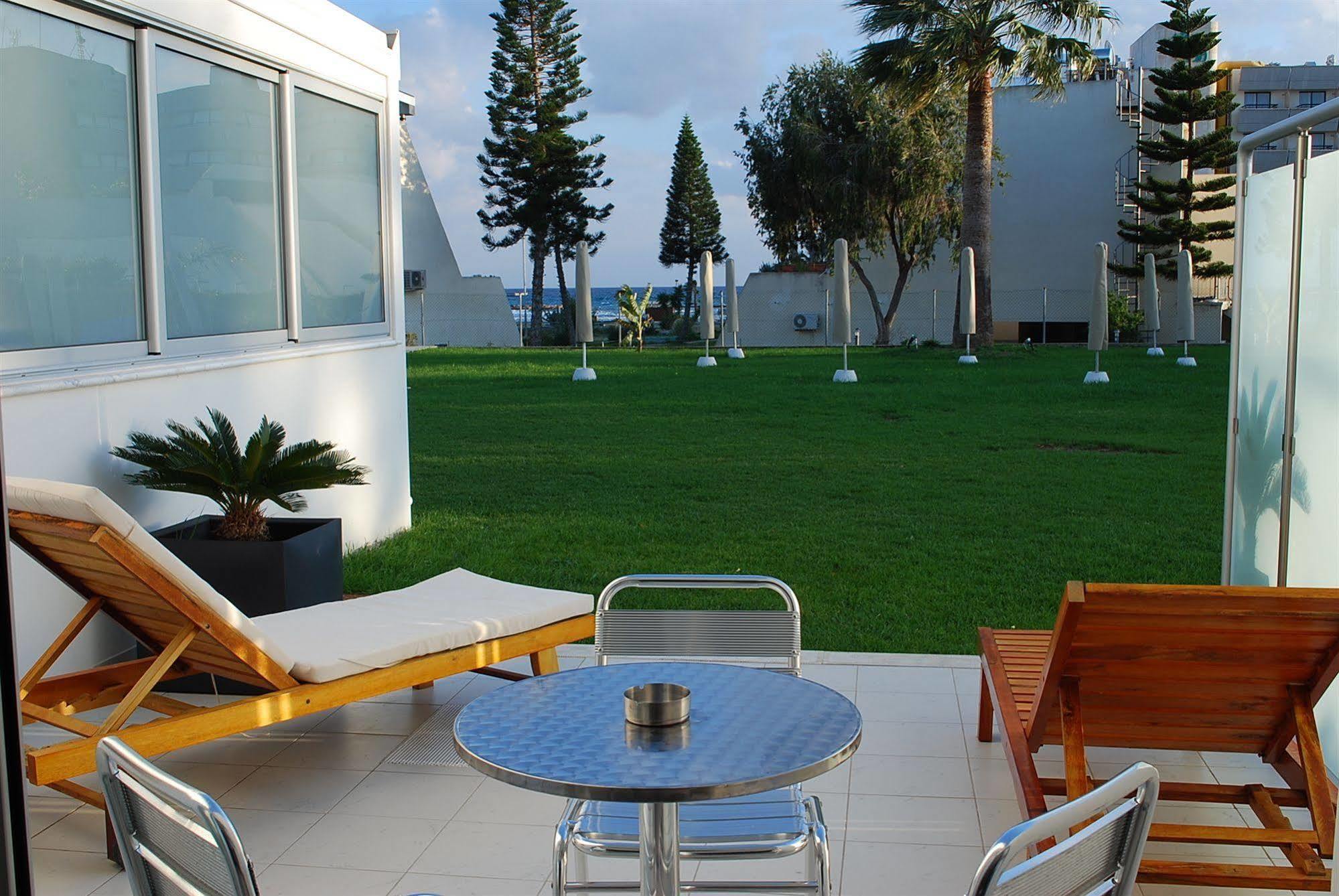 Frixos Suites Hotel Apartments Larnaca Exteriör bild
