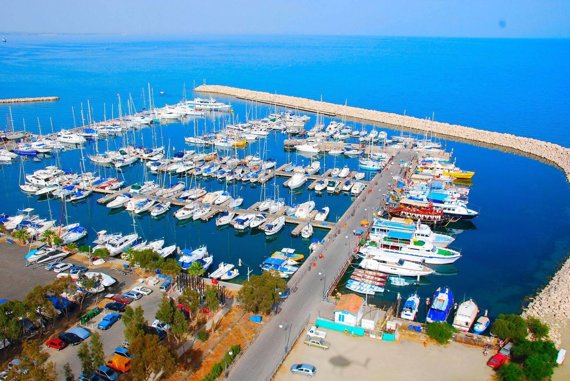Frixos Suites Hotel Apartments Larnaca Exteriör bild