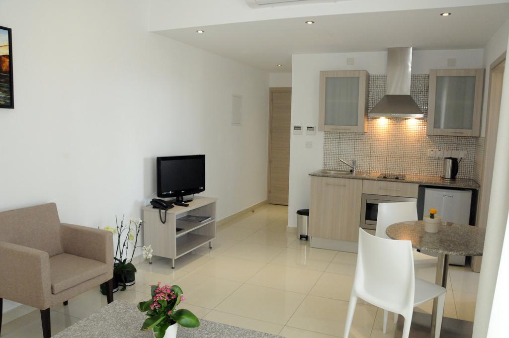 Frixos Suites Hotel Apartments Larnaca Exteriör bild